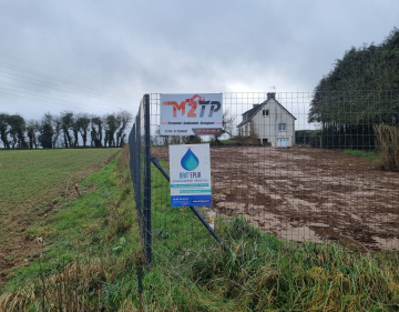 Chantier terminé avec un panneau publicitaire 