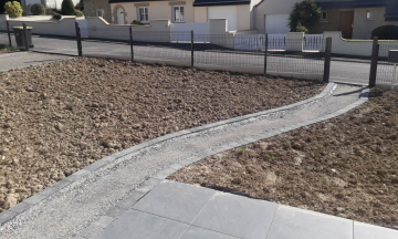 Aménagement de Cour et Pose de Pavés Béton Gris à Saint-Brieuc avec M2TP