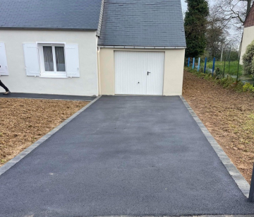 Aménagement de Cour et Pose de Pavés Béton Gris à Saint-Brieuc avec M2TP