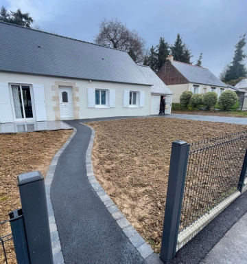 Aménagement de Cour et Pose de Pavés Béton Gris à Saint-Brieuc avec M2TP