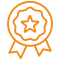Icône de badge orange stylisé avec étoile, symbolisant récompense et qualité supérieure.