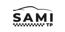 Logo noir et blanc SAMI TP avec silhouette de voiture stylisée au-dessus et motif à damier en-dessous. Suggère un service de transport ou taxi.