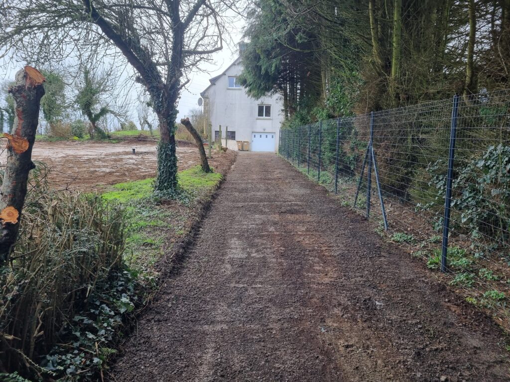 Nivellement du chemin d'accès