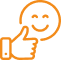 Icône pixelisée orange d'un visage souriant donnant un pouce levé, signe de satisfaction ou d'approbation.