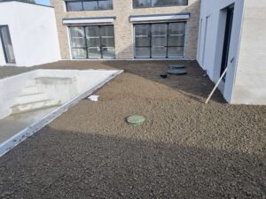 Remblayage et finition autour de la piscine