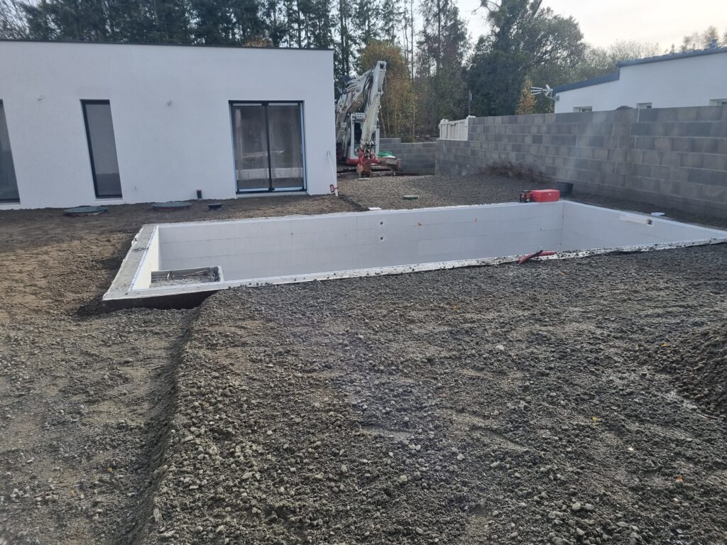 Remblayage autour de la piscine et de l'assainissement