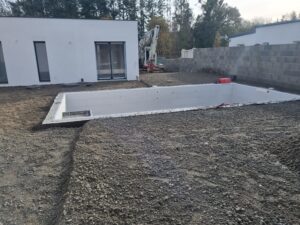 Remblayage et finition autour de la piscine